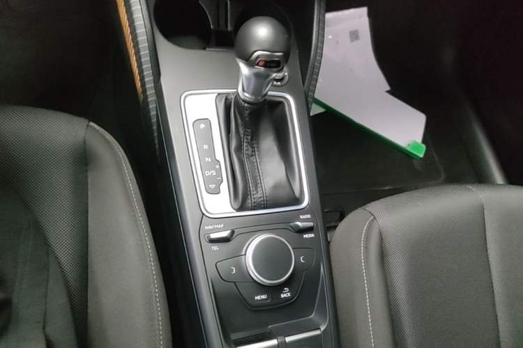 Used Audi Q2L 2018 35 TFSI Launch Exclusive Edition China VI Gear Lever