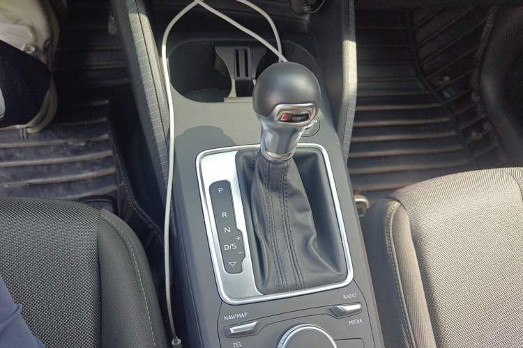 Used Audi Q2L 2018 35 TFSI Launch Exclusive Edition China V Gear Lever
