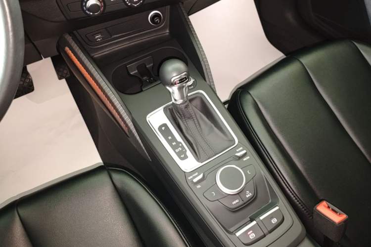 Used Audi Q2L 2018 35 TFSI Launch Exclusive Edition China VI Gear Lever