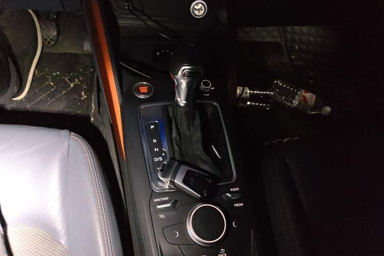 Used Audi Q2L 2018 35 TFSI Fashionable & Elegant Version China VI Emission Standard Gear Lever