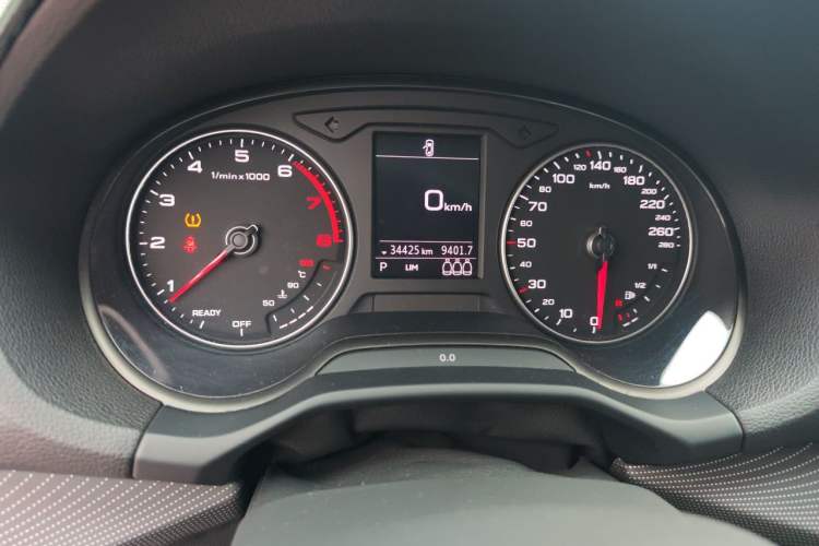 Used Audi Q2L 2018 35 TFSI Launch Exclusive Edition China V Odometer Close Up