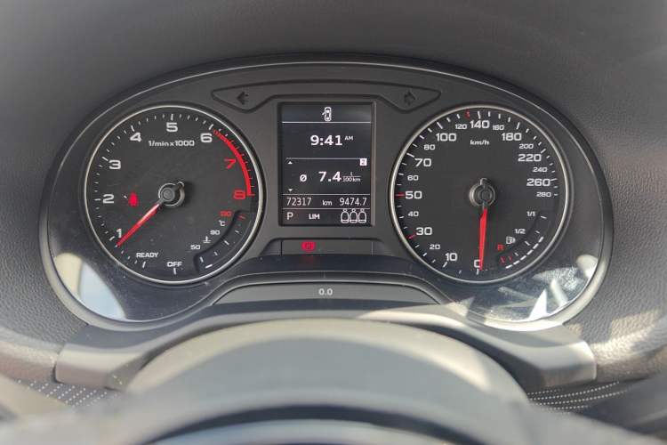 Used Audi Q2L 2018 35 TFSI Launch Exclusive Edition China V Odometer Close Up