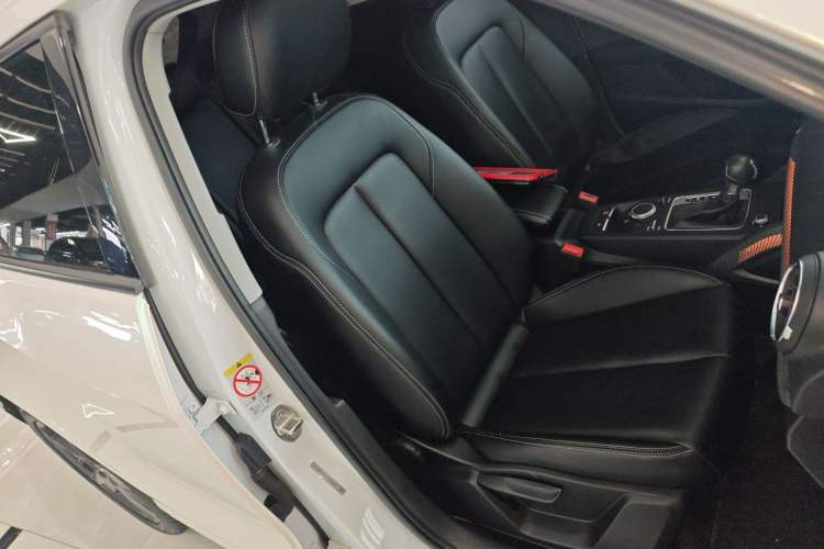 Used Audi Q2L 2018 35 TFSI Launch Exclusive Edition China VI Right Front Seat