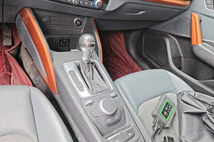 Used Audi Q2L 2018 35 TFSI Fashionable & Elegant Version China VI Emission Standard Gear Lever