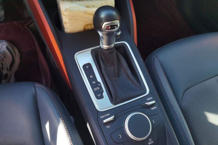 Used Audi Q2L 2018 35 TFSI Fashionable & Elegant Version China VI Emission Standard Gear Lever