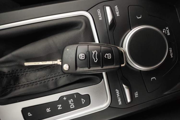 Used Audi Q2L 2018 35 TFSI Launch Exclusive Edition China VI Vehicle Key