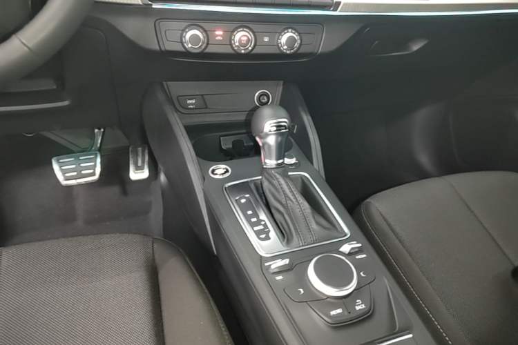 Used Audi Q2L 2020 35 TFSI Ambition Dynamic Edition Gear Lever