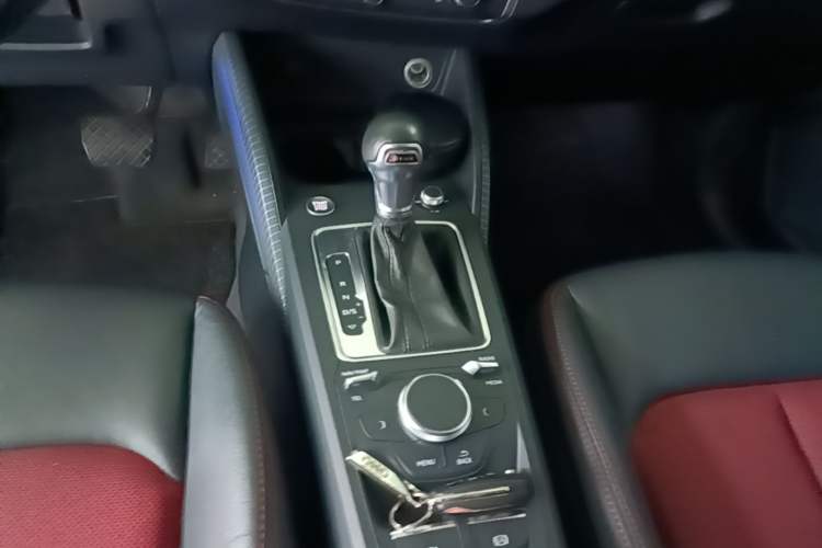 Used Audi Q2L 2020 35 TFSI Fashion Dynamic Model Gear Lever