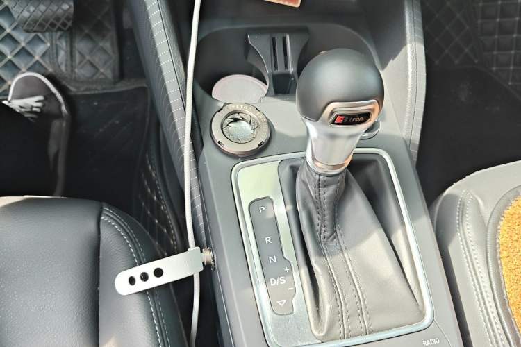 Used Audi Q2L 2020 35 TFSI Fashionable and Elegant Model Gear Lever