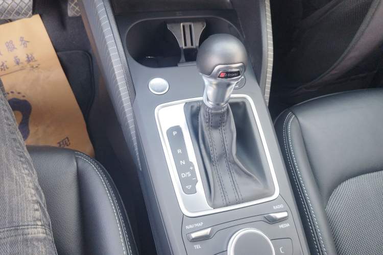 Used Audi Q2L 2020 35 TFSI Fashion Dynamic Model Gear Lever