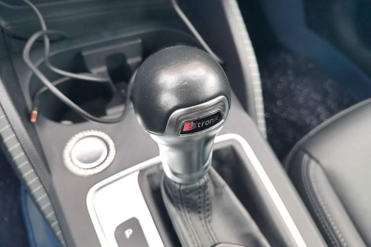 Used Audi Q2L 2020 35 TFSI Fashionable and Elegant Model Gear Lever