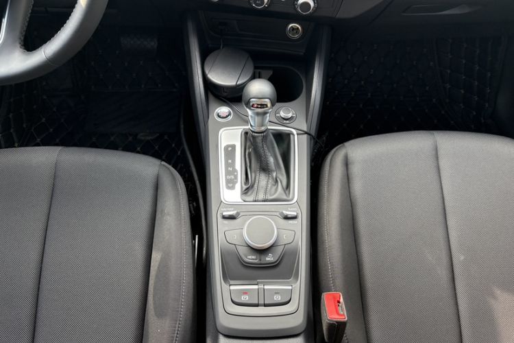 Used Audi Q2L 2020 35 TFSI Ambition Dynamic Edition Gear Lever
