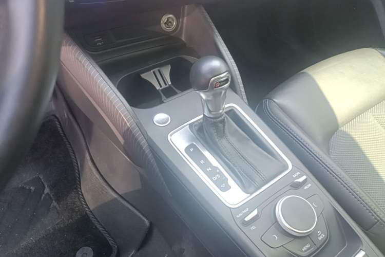 Used Audi Q2L 2020 35 TFSI Fashionable and Elegant Model Gear Lever