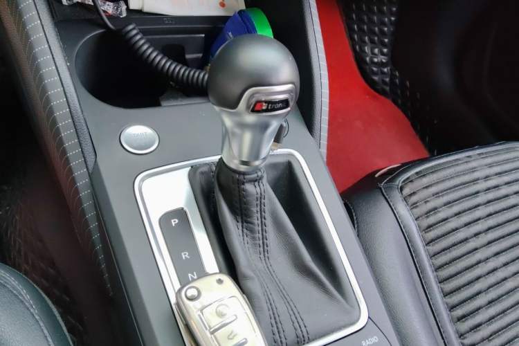 Used Audi Q2L 2020 35 TFSI Fashionable and Elegant Model Gear Lever