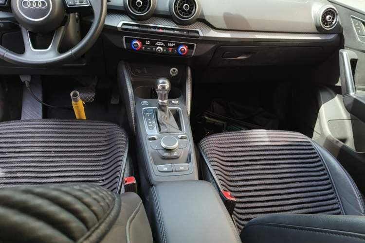 Used Audi Q2L 2020 35 TFSI Fashionable and Elegant Model Gear Lever