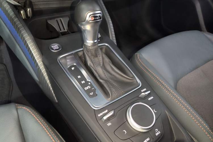 Used Audi Q2L 2020 35 TFSI Fashionable and Elegant Model Gear Lever
