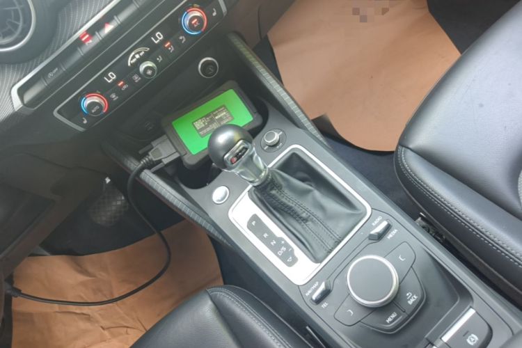Used Audi Q2L 2020 35 TFSI Fashionable and Elegant Model Gear Lever