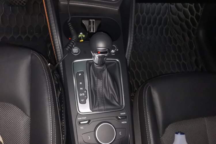Used Audi Q2L 2020 35 TFSI Fashionable and Elegant Model Gear Lever