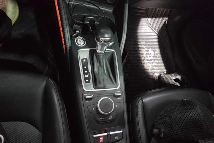 Used Audi Q2L 2020 35 TFSI Fashionable and Elegant Model Gear Lever