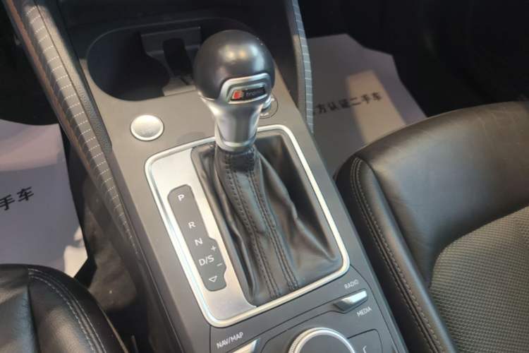 Used Audi Q2L 2020 35 TFSI Fashionable and Elegant Model Gear Lever