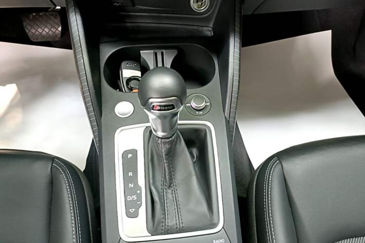 Used Audi Q2L 2020 35 TFSI Fashion Dynamic Model Gear Lever