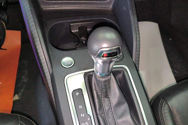 Used Audi Q2L 2020 35 TFSI Fashionable and Elegant Model Gear Lever