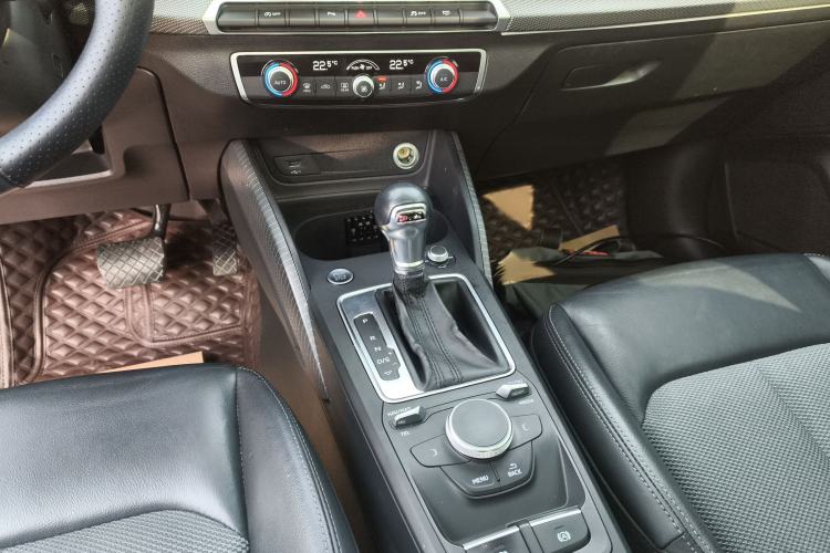 Used Audi Q2L 2020 35 TFSI Fashionable and Elegant Model Gear Lever