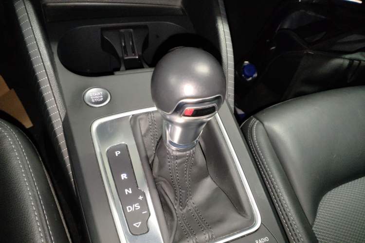 Used Audi Q2L 2020 35 TFSI Fashionable and Elegant Model Gear Lever