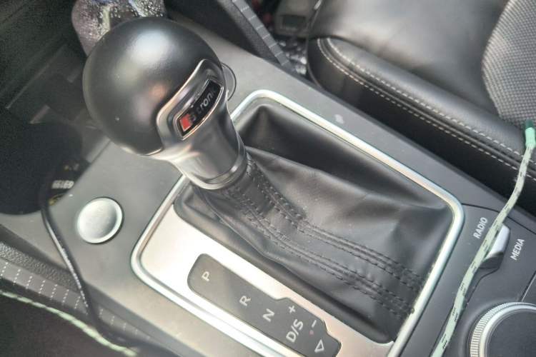 Used Audi Q2L 2020 35 TFSI Fashion Dynamic Model Gear Lever