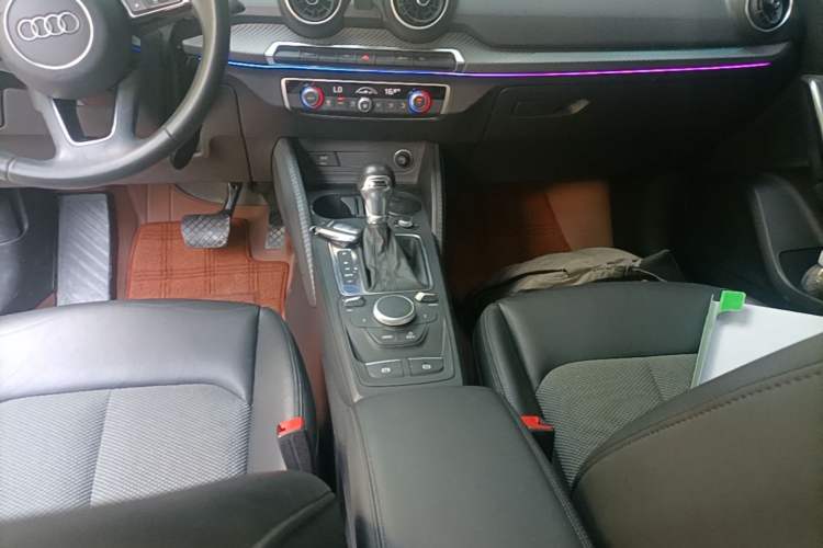 Used Audi Q2L 2020 35 TFSI Fashionable and Elegant Model Gear Lever