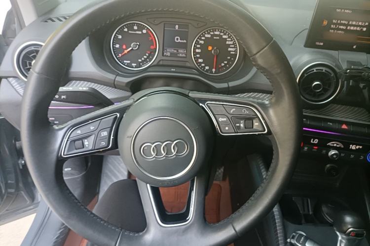 Used Audi Q2L 2020 35 TFSI Fashionable and Elegant Model Steering Wheel