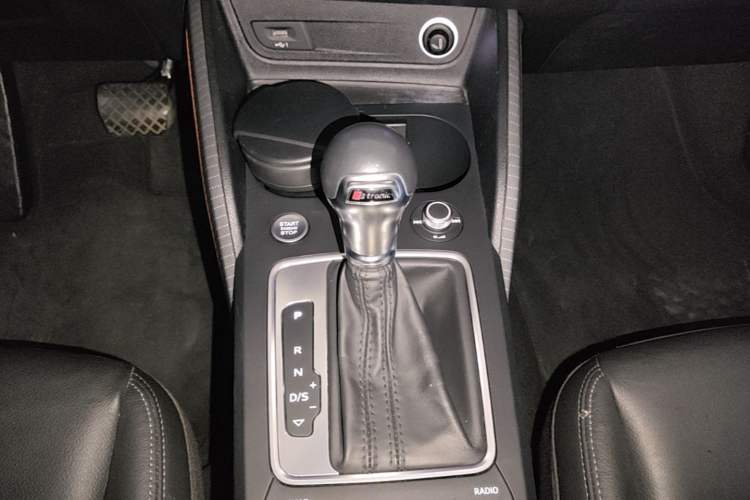 Used Audi Q2L 2020 35 TFSI Fashionable and Elegant Model Gear Lever