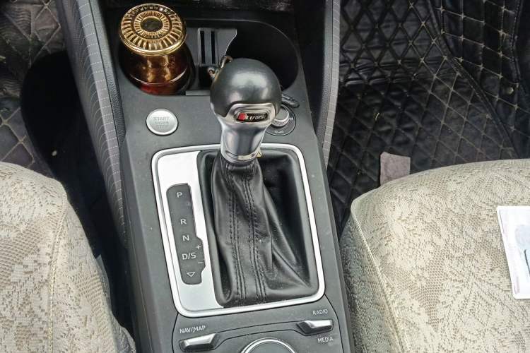 Used Audi Q2L 2020 35 TFSI Fashionable and Elegant Model Gear Lever