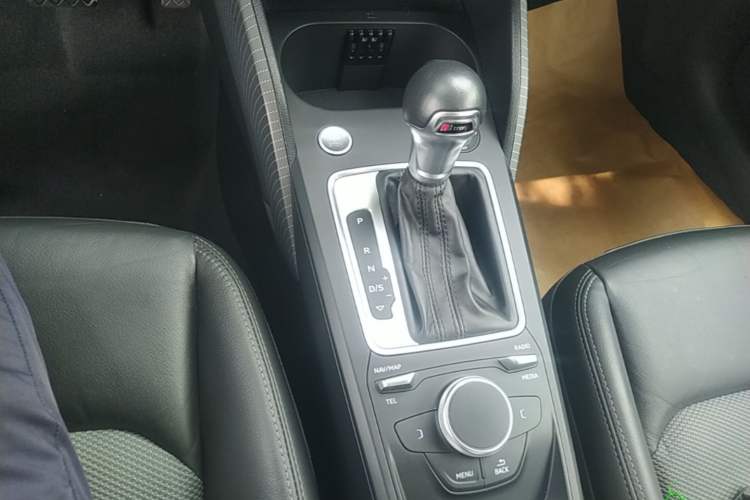Used Audi Q2L 2020 35 TFSI Fashionable and Elegant Model Gear Lever