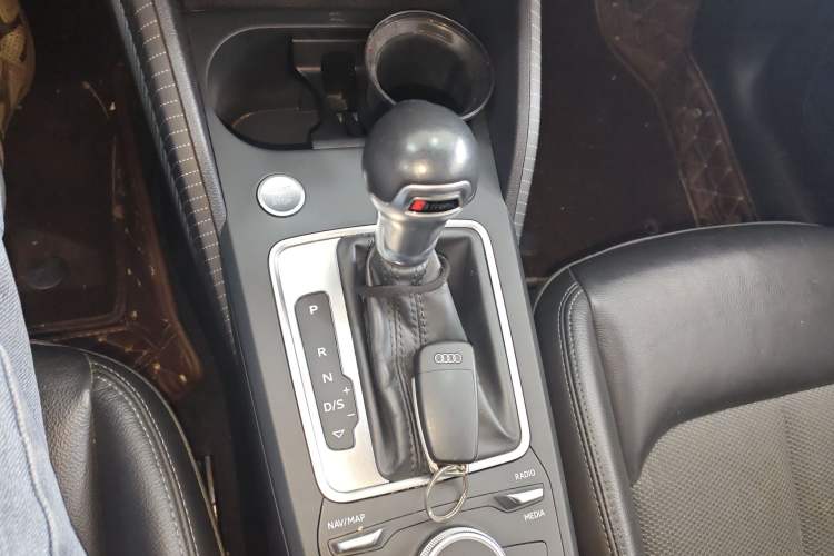 Used Audi Q2L 2020 35 TFSI Fashionable and Elegant Model Gear Lever