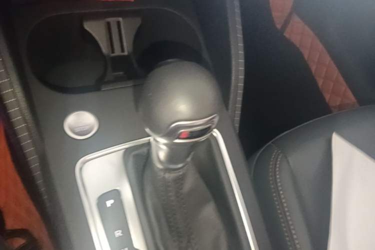 Used Audi Q2L 2020 35 TFSI Fashionable and Elegant Model Gear Lever