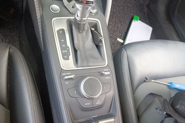 Used Audi Q2L 2020 35 TFSI Fashionable and Elegant Model Gear Lever