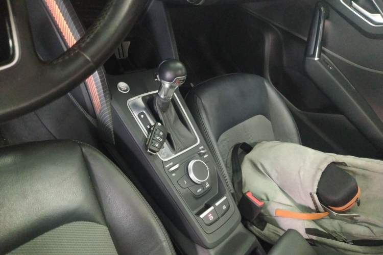 Used Audi Q2L 2020 35 TFSI Fashionable and Elegant Model Gear Lever