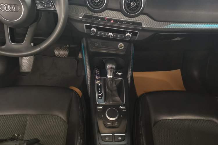 Used Audi Q2L 2020 35 TFSI Fashionable and Elegant Model Gear Lever