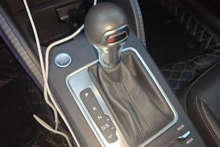 Used Audi Q2L 2020 35 TFSI Fashionable and Elegant Model Gear Lever