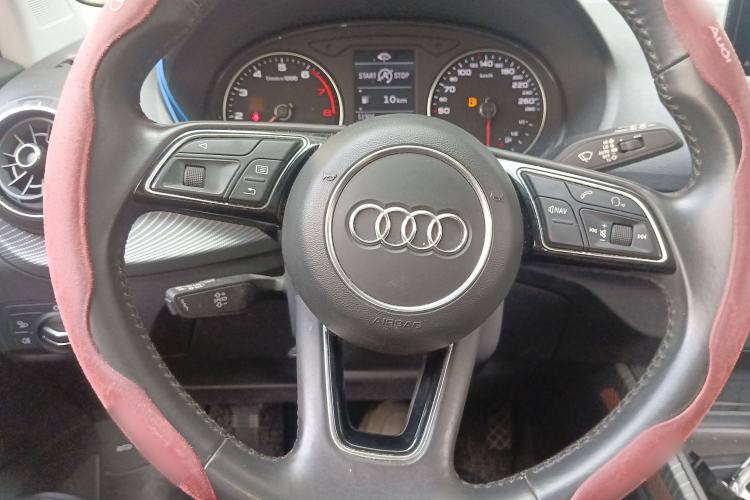 Used Audi Q2L 2020 35 TFSI Fashionable and Elegant Model Steering Wheel
