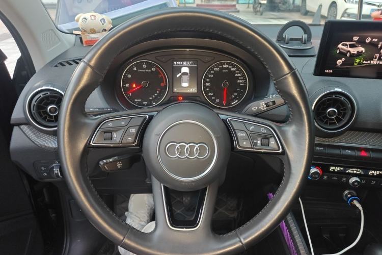 Used Audi Q2L 2020 35 TFSI Fashionable and Elegant Model Steering Wheel