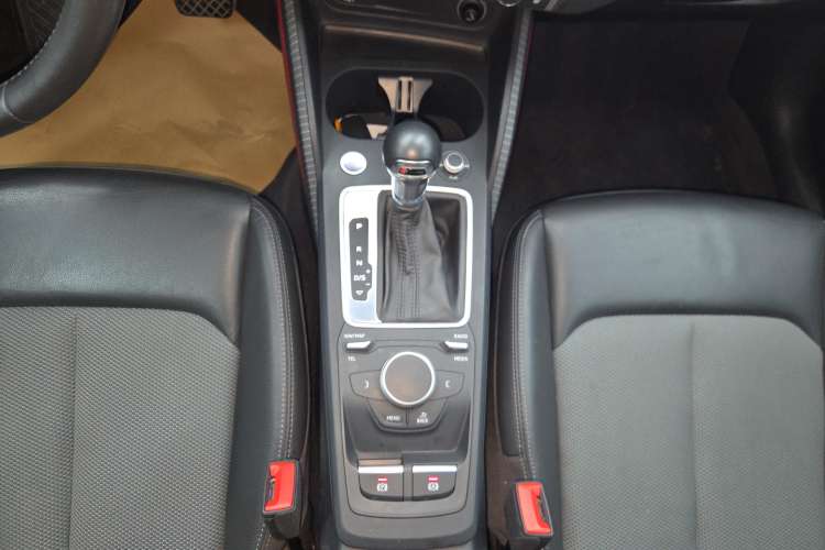 Used Audi Q2L 2020 35 TFSI Fashionable and Elegant Model Gear Lever