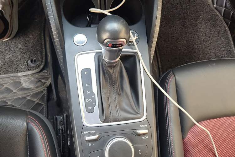 Used Audi Q2L 2020 35 TFSI Fashion Dynamic Model Gear Lever