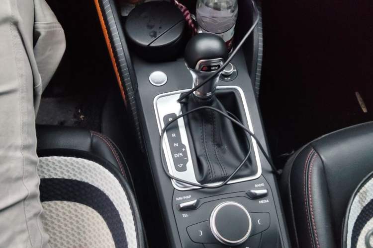 Used Audi Q2L 2020 35 TFSI Fashionable and Elegant Model Gear Lever