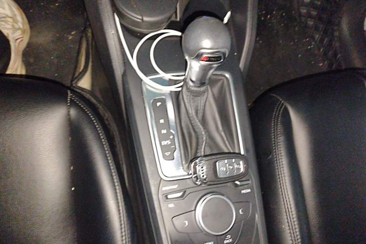 Used Audi Q2L 2020 35 TFSI Ambition Dynamic Edition Gear Lever