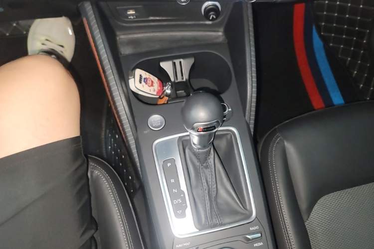 Used Audi Q2L 2020 35 TFSI Fashionable and Elegant Model Gear Lever