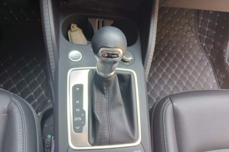 Used Audi Q2L 2020 35 TFSI Fashionable and Elegant Model Gear Lever