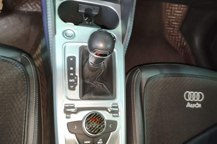 Used Audi Q2L 2020 35 TFSI Fashion Dynamic Model Gear Lever