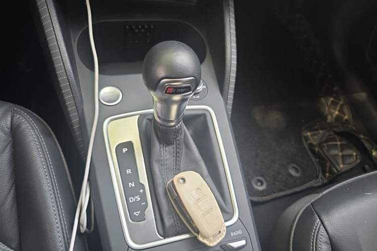 Used Audi Q2L 2020 35 TFSI Fashionable and Elegant Model Gear Lever